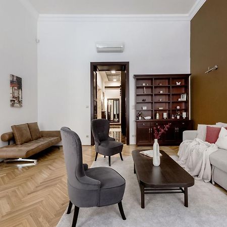 Luxe, Historic Home Near Downtown Landmarks 19Th Century Budapest Kültér fotó