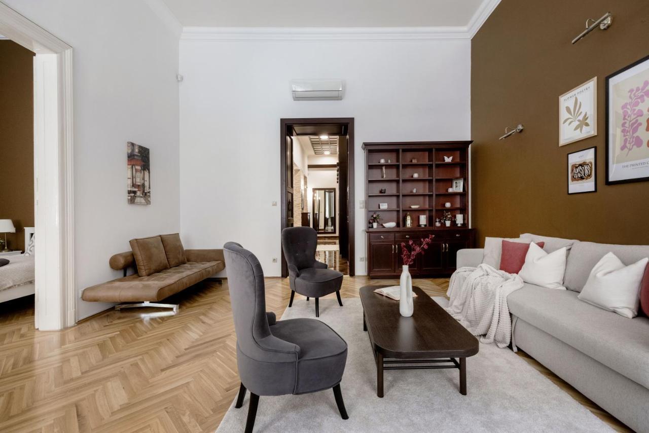 Luxe, Historic Home Near Downtown Landmarks 19Th Century Budapest Kültér fotó