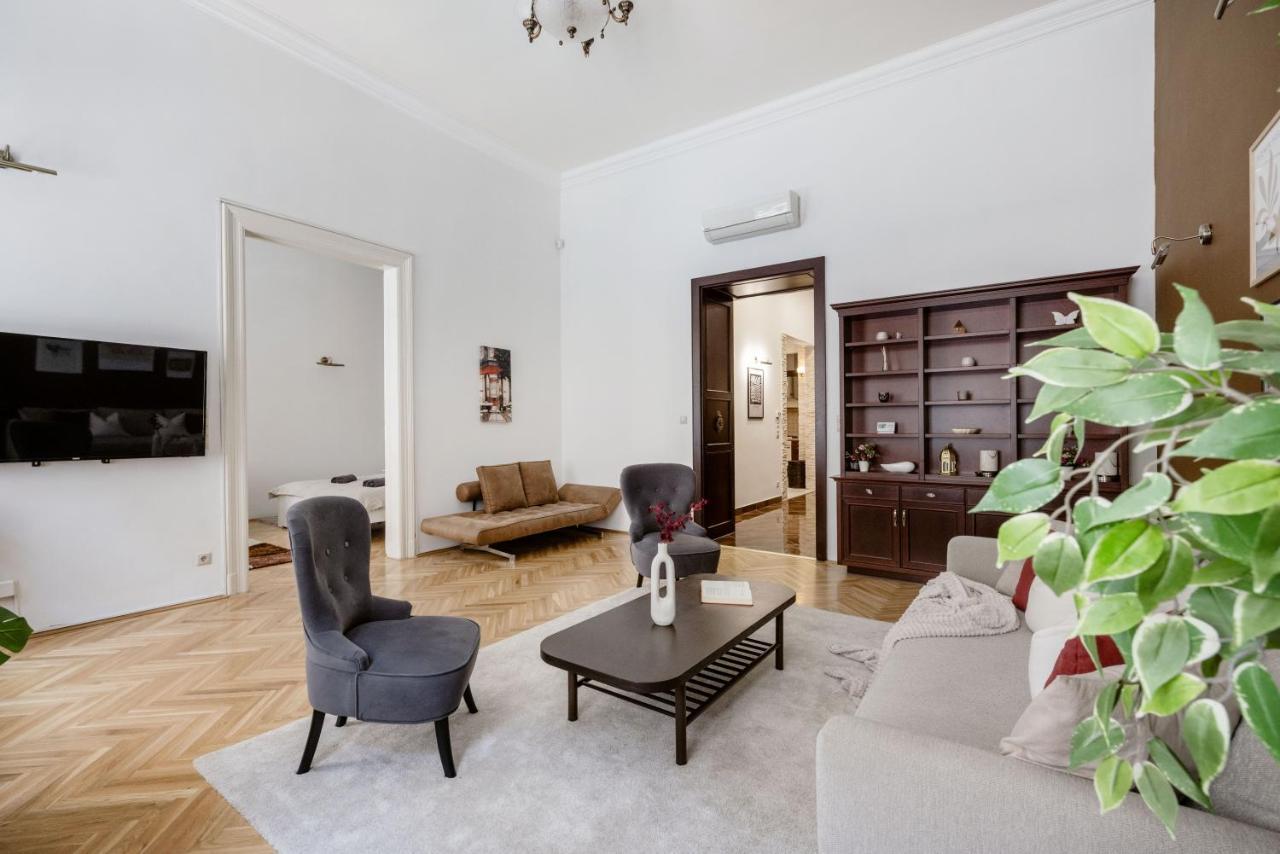 Luxe, Historic Home Near Downtown Landmarks 19Th Century Budapest Kültér fotó