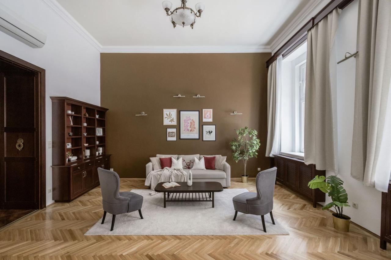Luxe, Historic Home Near Downtown Landmarks 19Th Century Budapest Kültér fotó