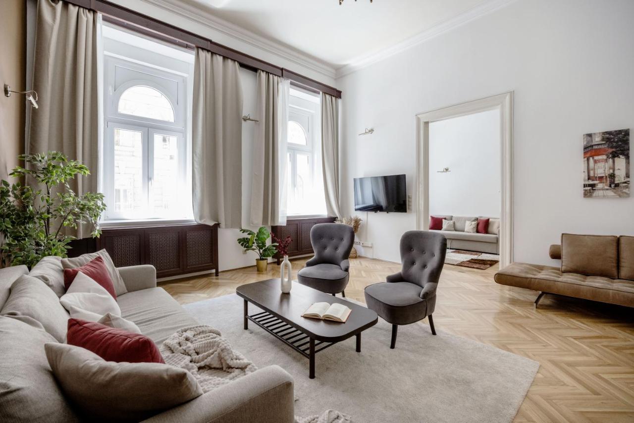 Luxe, Historic Home Near Downtown Landmarks 19Th Century Budapest Kültér fotó