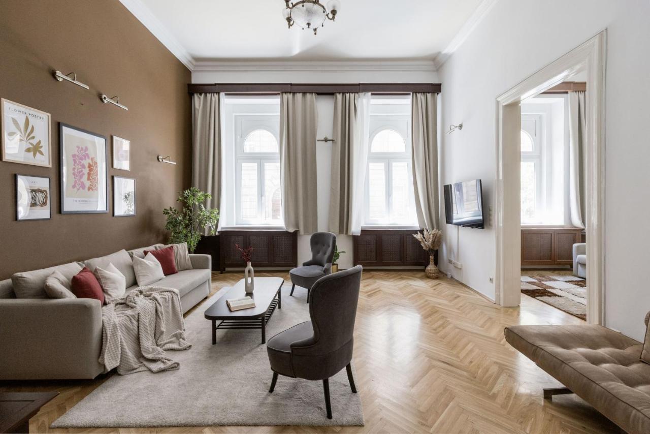 Luxe, Historic Home Near Downtown Landmarks 19Th Century Budapest Kültér fotó