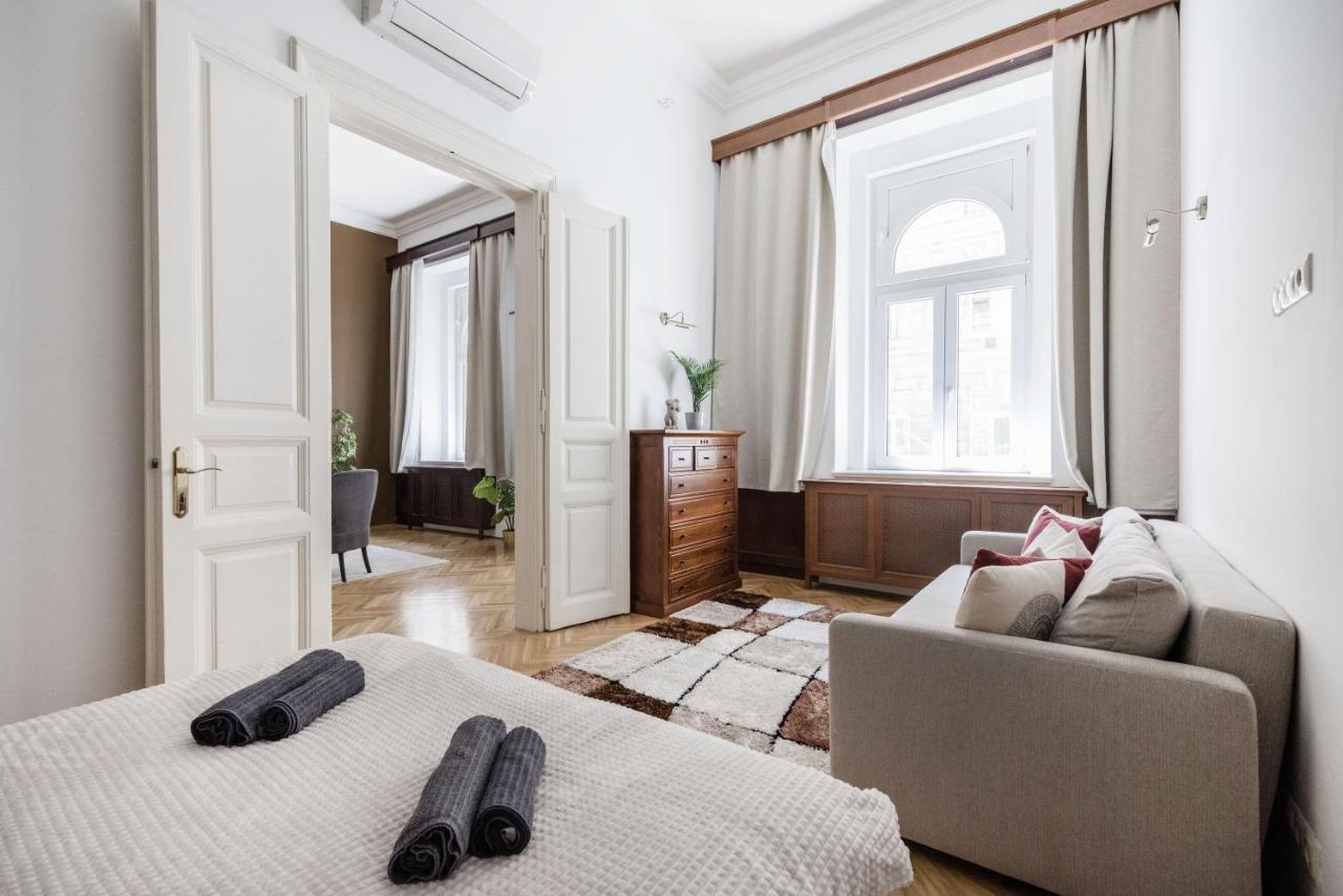 Luxe, Historic Home Near Downtown Landmarks 19Th Century Budapest Kültér fotó