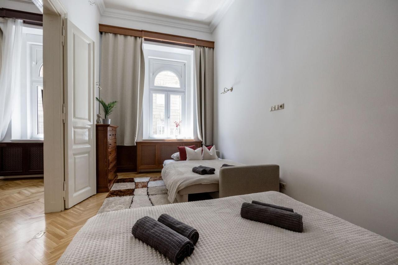 Luxe, Historic Home Near Downtown Landmarks 19Th Century Budapest Kültér fotó