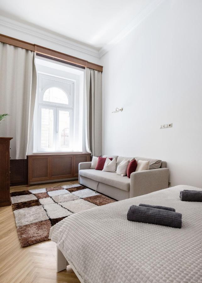 Luxe, Historic Home Near Downtown Landmarks 19Th Century Budapest Kültér fotó
