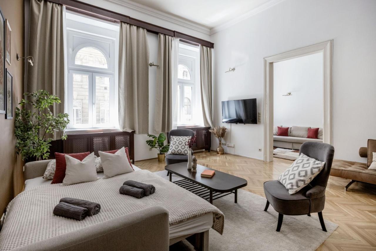 Luxe, Historic Home Near Downtown Landmarks 19Th Century Budapest Kültér fotó