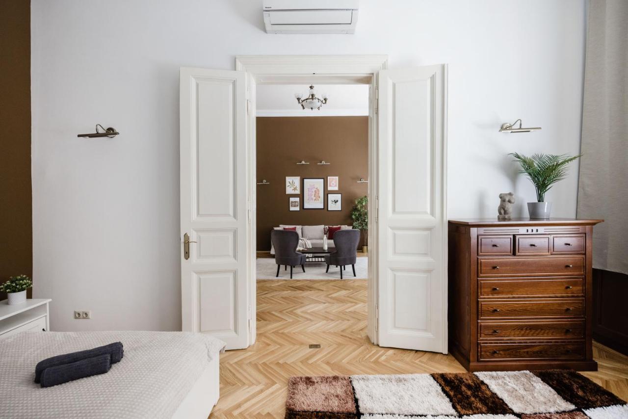 Luxe, Historic Home Near Downtown Landmarks 19Th Century Budapest Kültér fotó